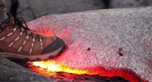 不小心掉进岩浆怎么办？仅有一种方法自救，这名士兵就曾死里逃生