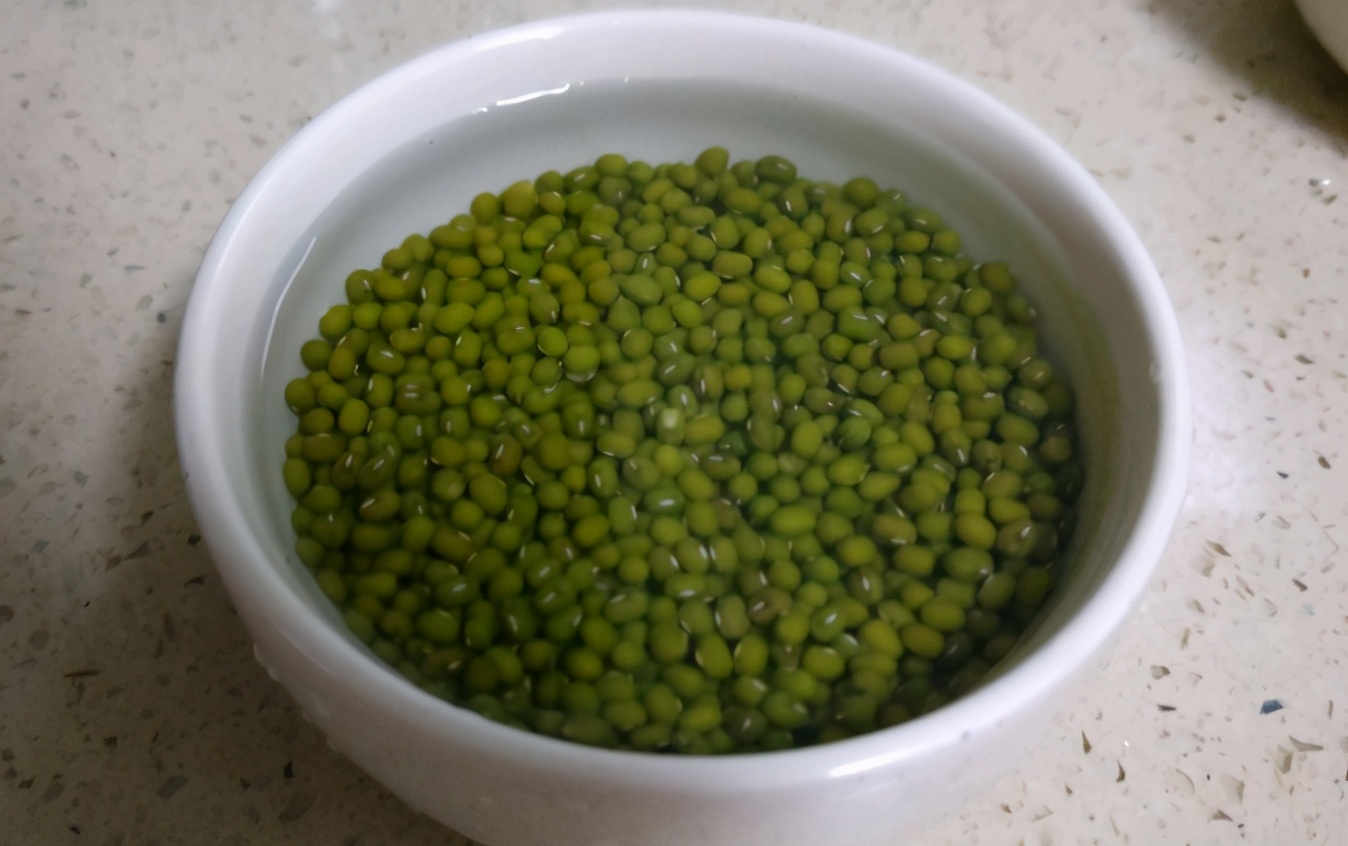 煮绿豆汤怎么不溢,煮绿豆汤怎么防止变红