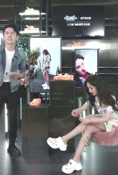 杨幂在李佳琦直播间测腿围,杨幂在李佳琦直播间量腿围