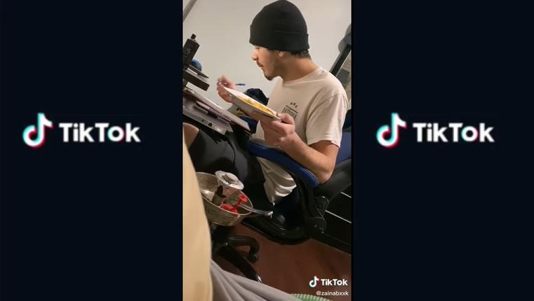 澶栧浗浜哄湪鐢锋湅鍙嬮潰鍓嶇殑鍙规皵,鐩樼偣琚洿鐢锋皵鍒版姄鐙傜殑鐬棿