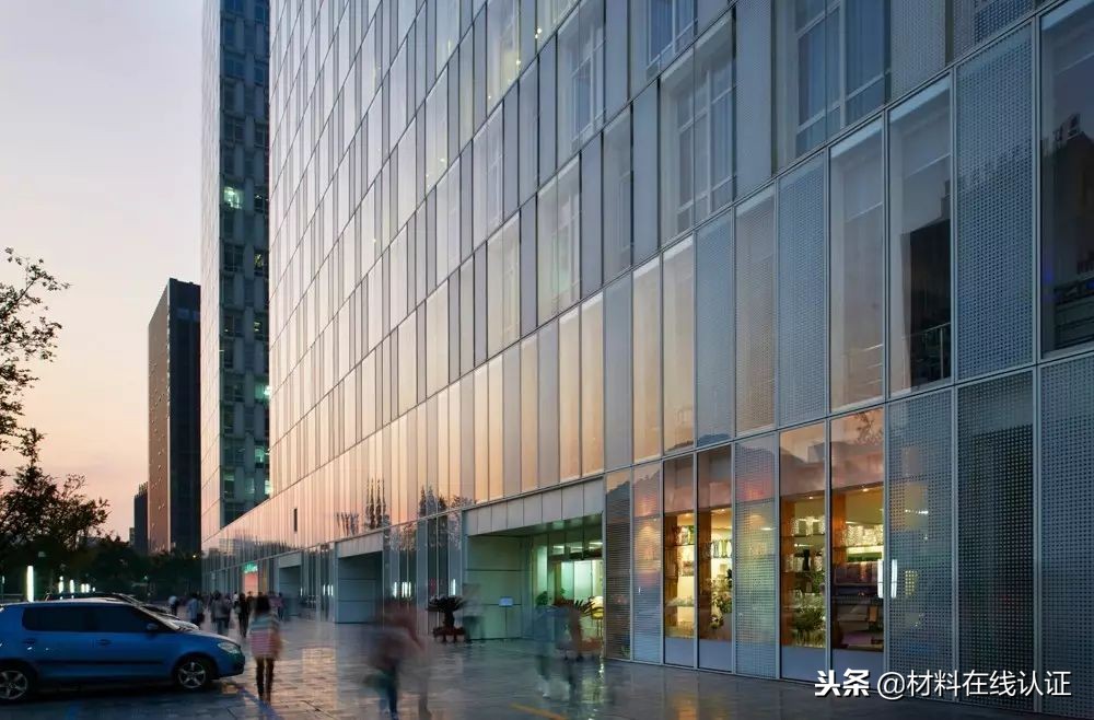 你还在用透明玻璃做立面吗？看看大师们都是怎么给玻璃上色的？