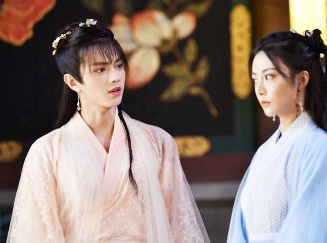 他是皇帝亲自下旨凌迟处死的*花采**贼，为得手竟裹三寸金莲