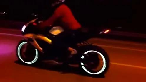 在路边捡到一个螺丝,捡到一个螺丝