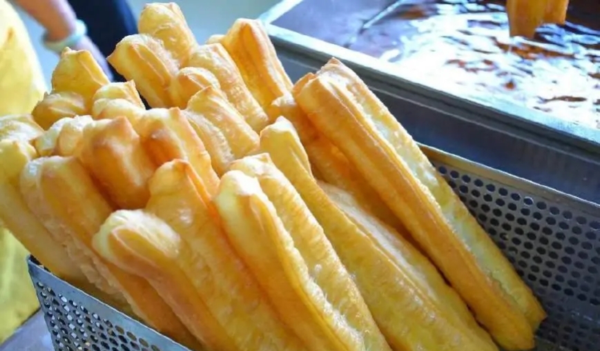 油条蓬松做法和配方的全过程,不用酵母做油条的方法经典配方