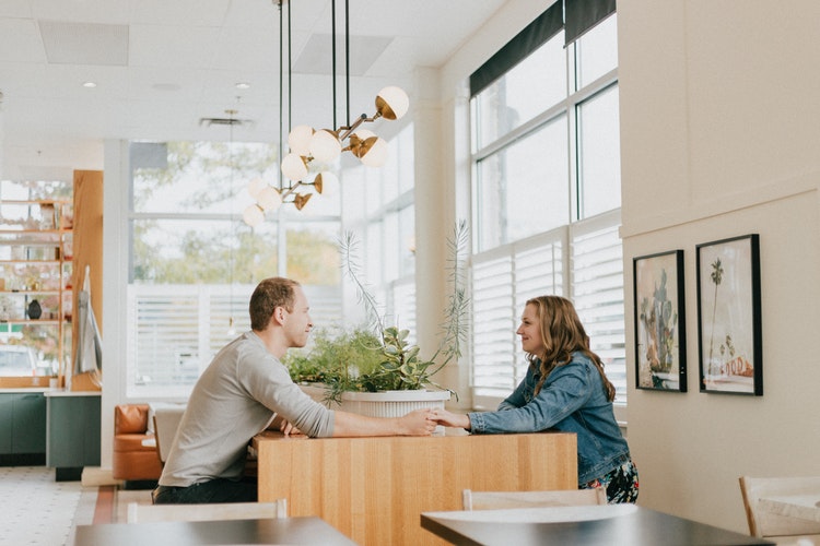 女人对男人做出哪些动作,女人这三个动作是暗示她喜欢你