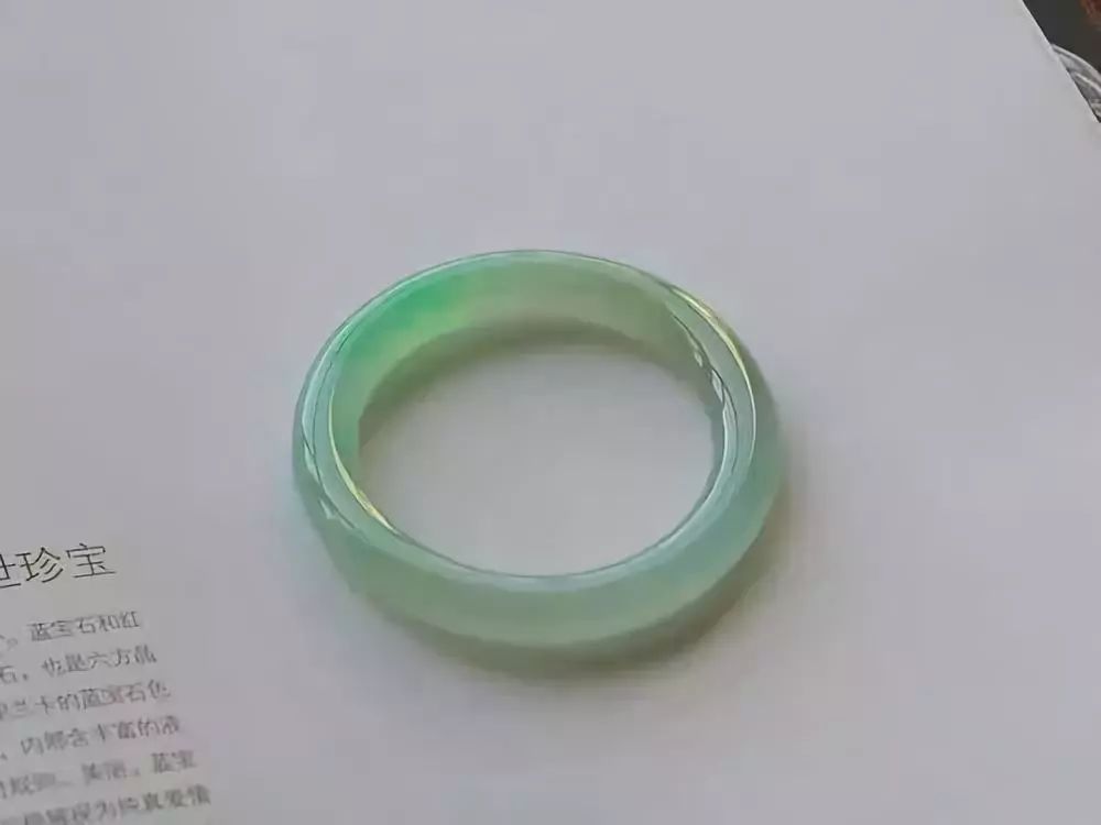 什么镯子值得久戴,年轻人适合一直戴着的镯子