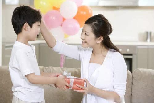 谈财商：儿子攒一年的零花钱买了双2000元的球鞋，妈妈该怎么办？