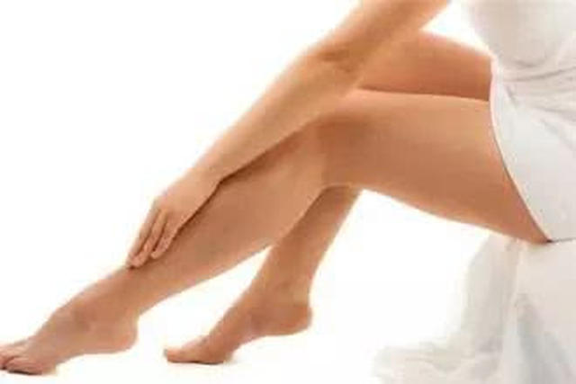 女孩崴到脚了怎么办,女孩脚崴伤