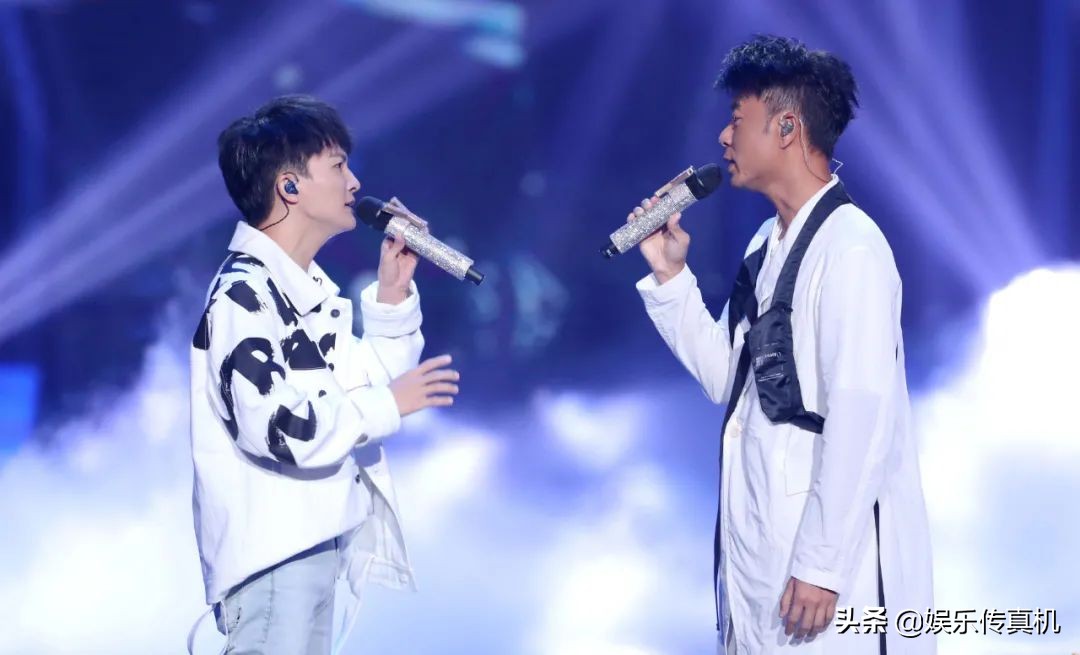 原以为《我们的歌》在溜粉，没想画的草稿一个个都实现了