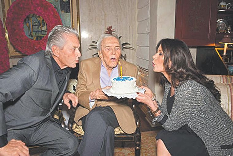 媳妇儿永远是父子关系中的润滑剂，老道格拉斯教导夫妻相处之道