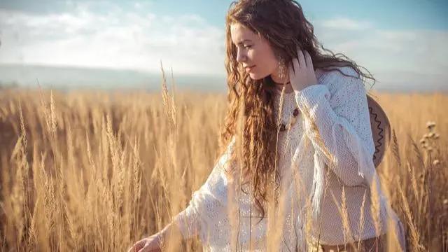 逼着自己离开爱的女人,逼着自己放弃感情的女人