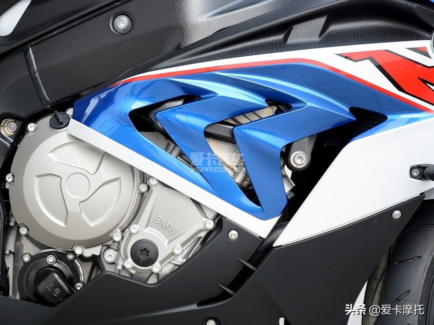 长腿小姐姐骑摩托车,新手的第一辆仿赛摩托车推荐