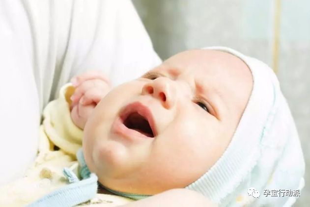 新生儿呕奶和吐奶的区别,宝宝呕奶的处理方法