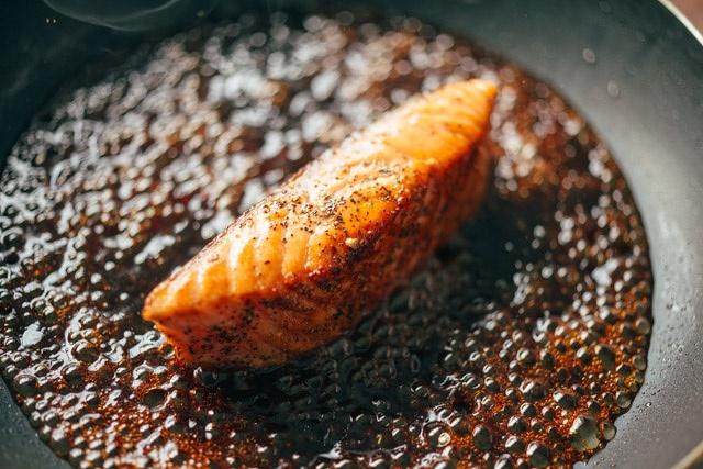 照烧汁腌制三文鱼,灼烧三文鱼配照烧汁