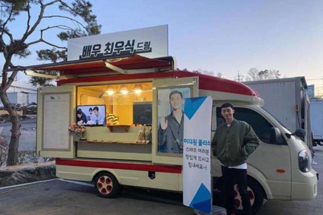 粉丝送礼物该说什么,粉丝送礼尴尬