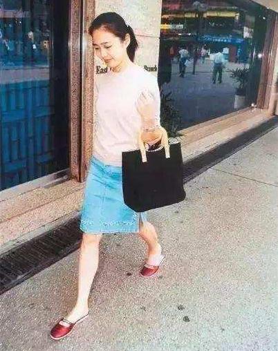 放弃豪门生活，为刘德华默默付出23年青春，朱丽倩有多能忍？