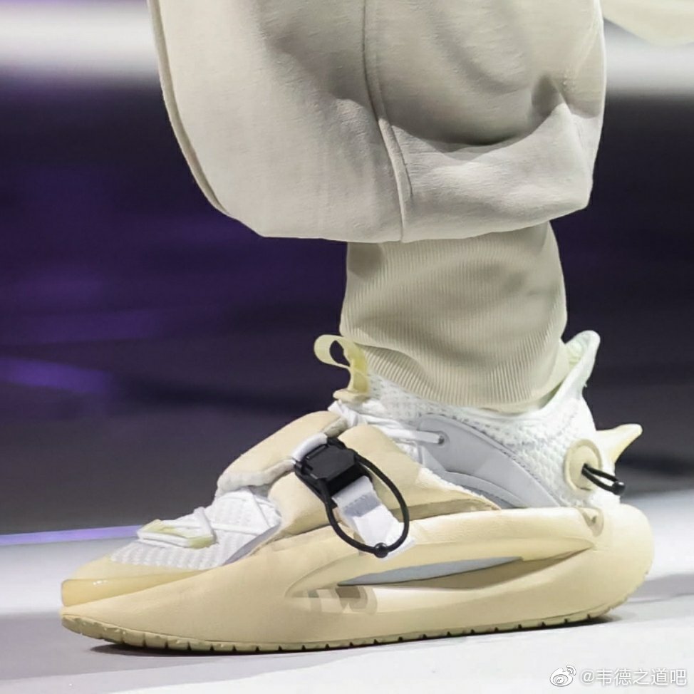 时装周新品拖鞋太帅了!外形惊喜,中底全掌䨻,这是李宁永远的神