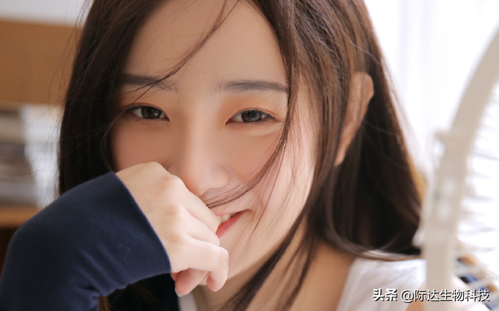 叮咚！你的眼部肌肤已欠费！再不护理，将影响正常使用…