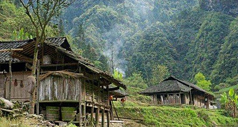 男孩买不起AJ被同学嘲笑，到处旅游看过世界就算见过世面了吗？