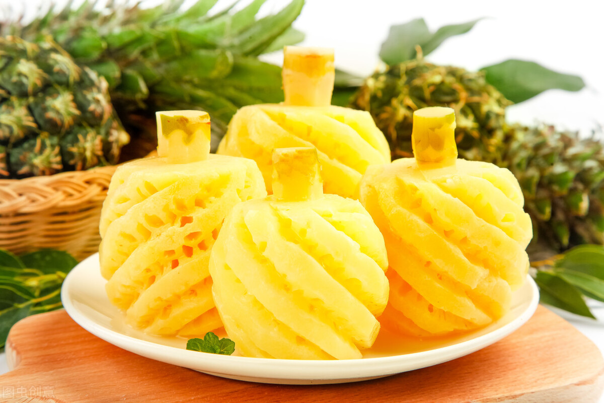 泡菠萝的水是要烫的还是冷的,泡菠萝是不是一盆盐水和一盆凉水