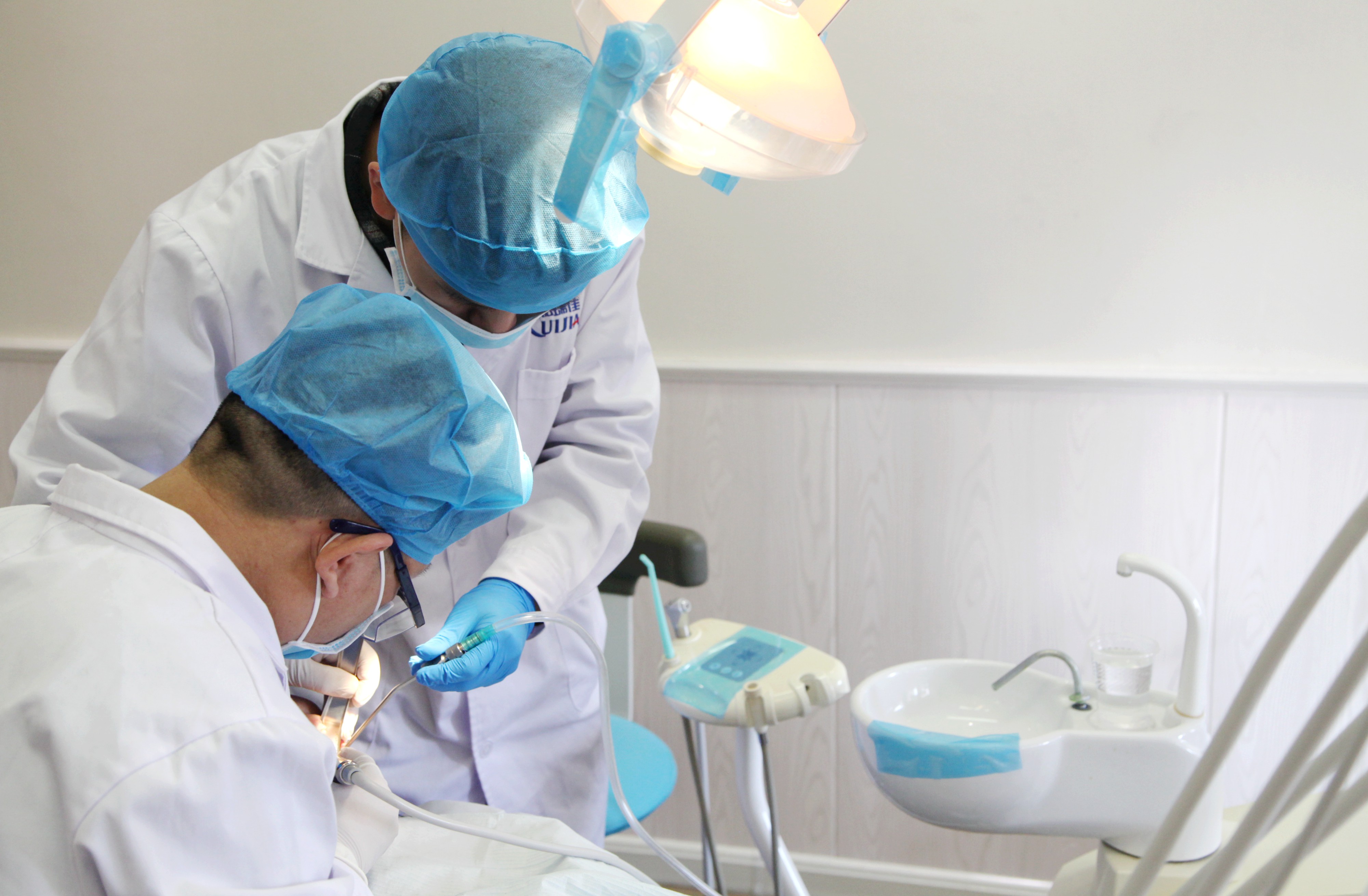 看牙贵早已成为无数人心中的痛点,看牙那么贵为什么不享受医保