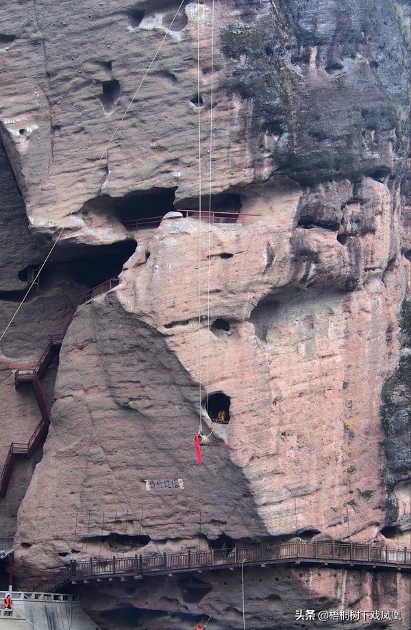 悬崖绝壁的坟墓是怎么修建的,悬崖峭壁上的棺材是怎么上去的