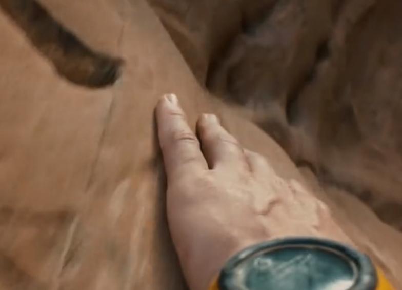 又渴又疼!手臂被石头卡住五天五夜?这部电影告诉你如何断臂求生