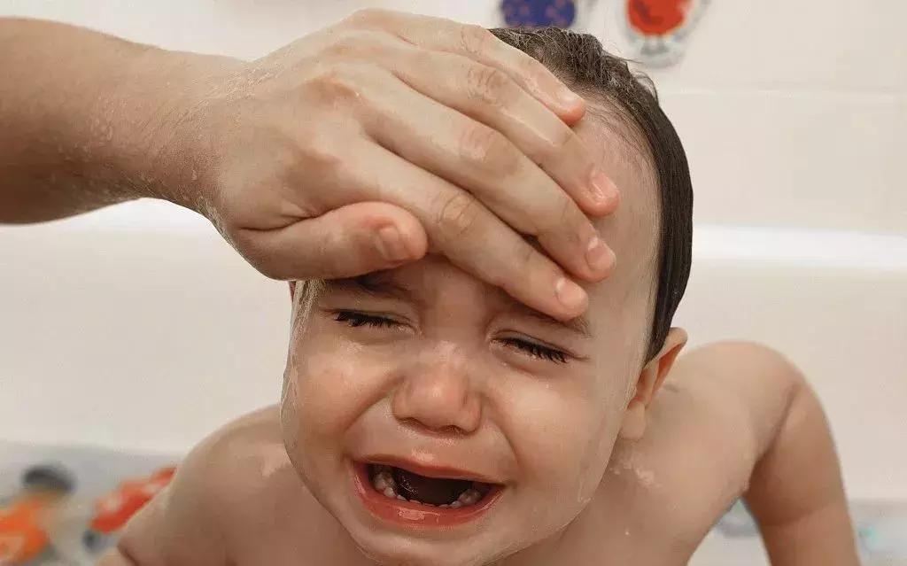 小孩半夜发烧是送医院还是继续睡,儿童发烧先在家观察可以吃什么药