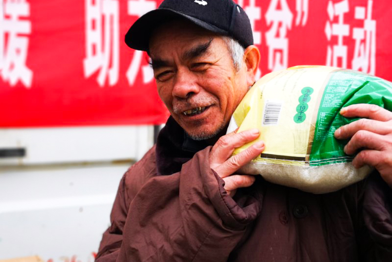 传递爱心温暖，助力精准扶贫！潢川县人民医院与圣光药业联合开展捐赠活动