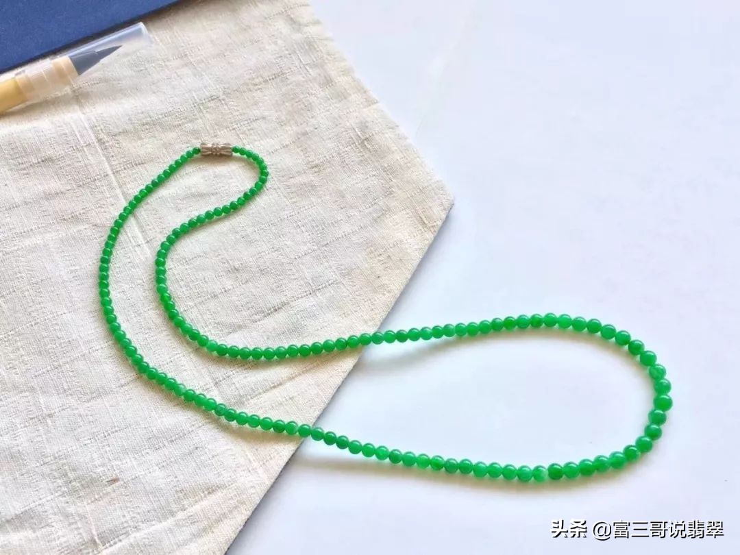 一条翡翠链子价格,一条深色翡翠珠链大概要多少钱