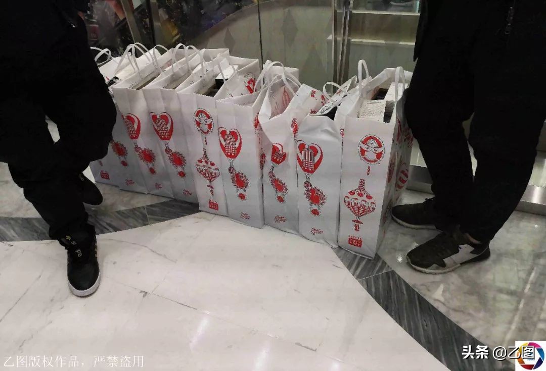 韩国免税店抢购中国游客排队,韩国免税店被中国代购包场