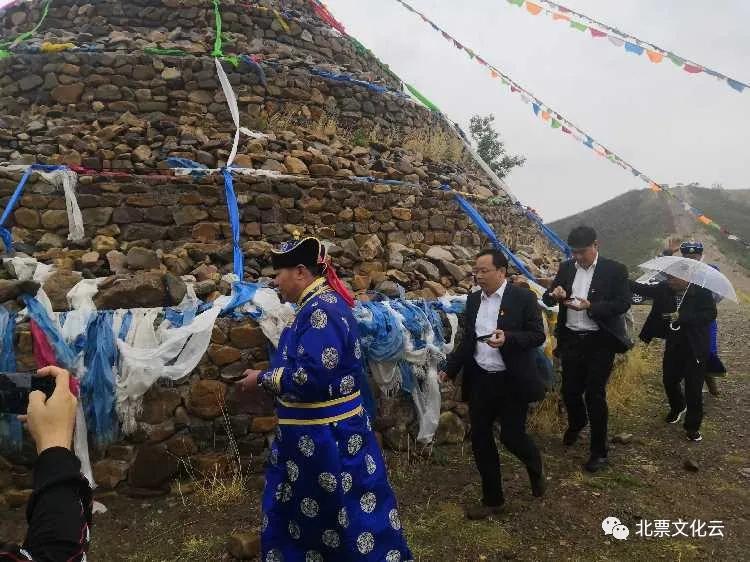 朝阳市第二届蒙古族传统节日“敖包节”暨成吉思汗诞辰858周年纪念仪式在马友营蒙古族乡泉涌山风景区举办
