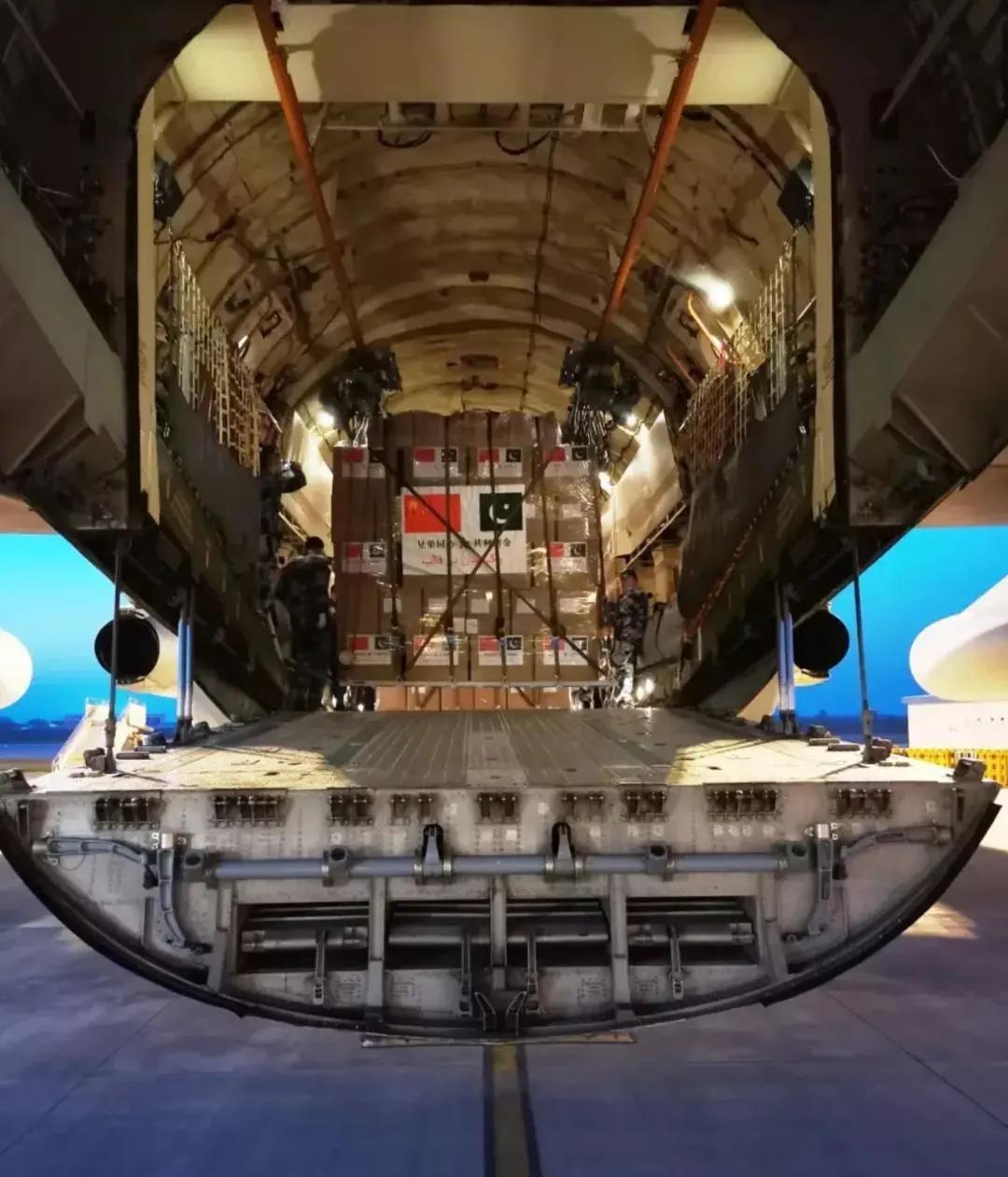 风雨同行我们并肩战疫情,我们并肩战疫风雨同行