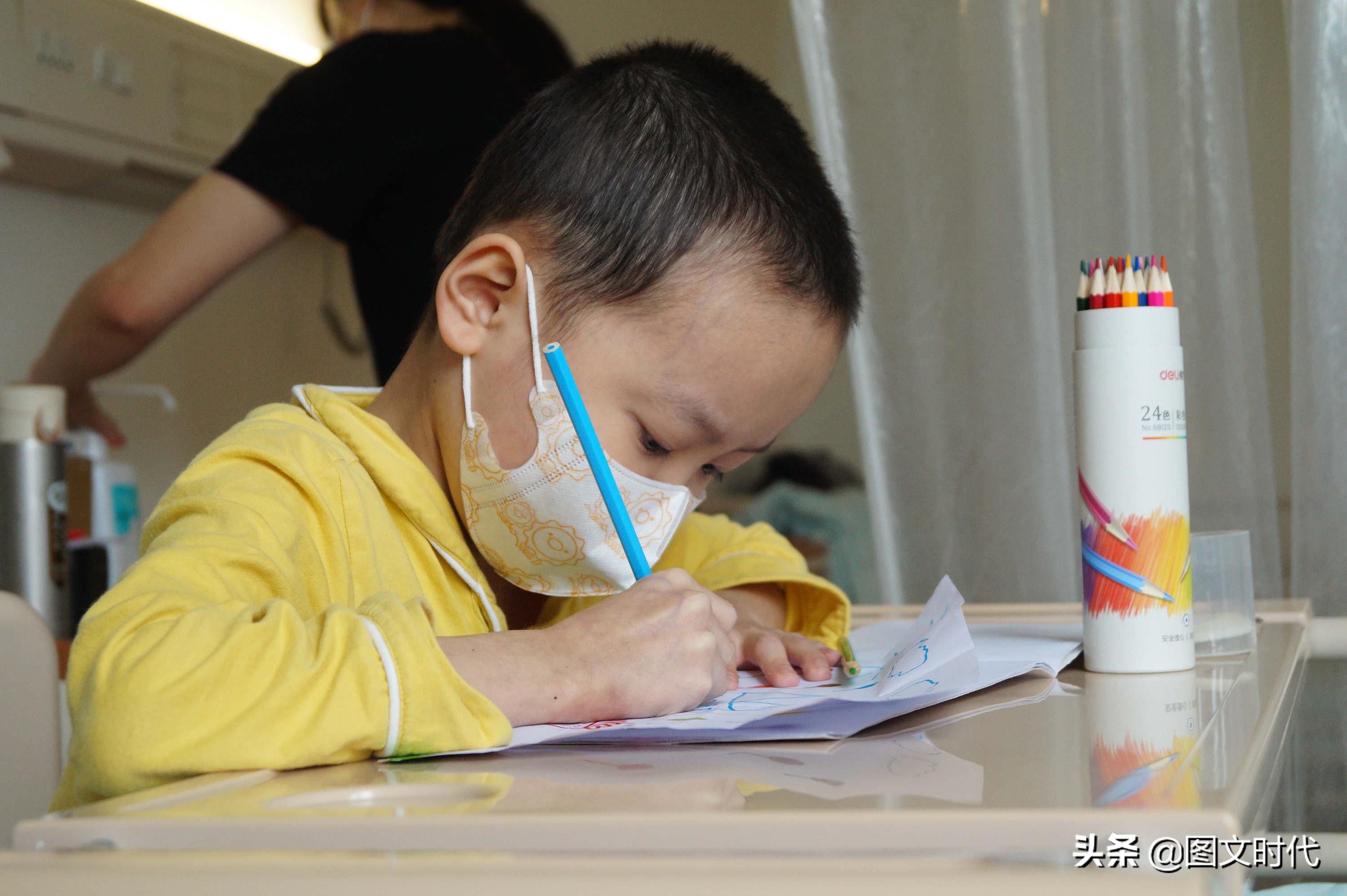 8岁男童挖鼻孔住院,一男子为救孩子被掏空