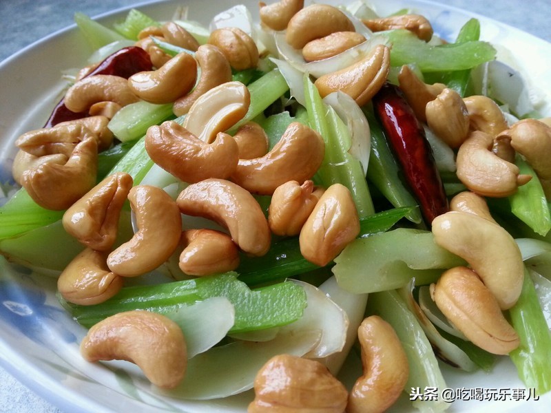 像花生一样好吃的腰果长在树上吗,腰果树上的腰果