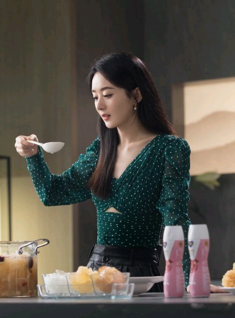 赵丽颖为中餐厅打call,中餐厅赵丽颖接待顾客