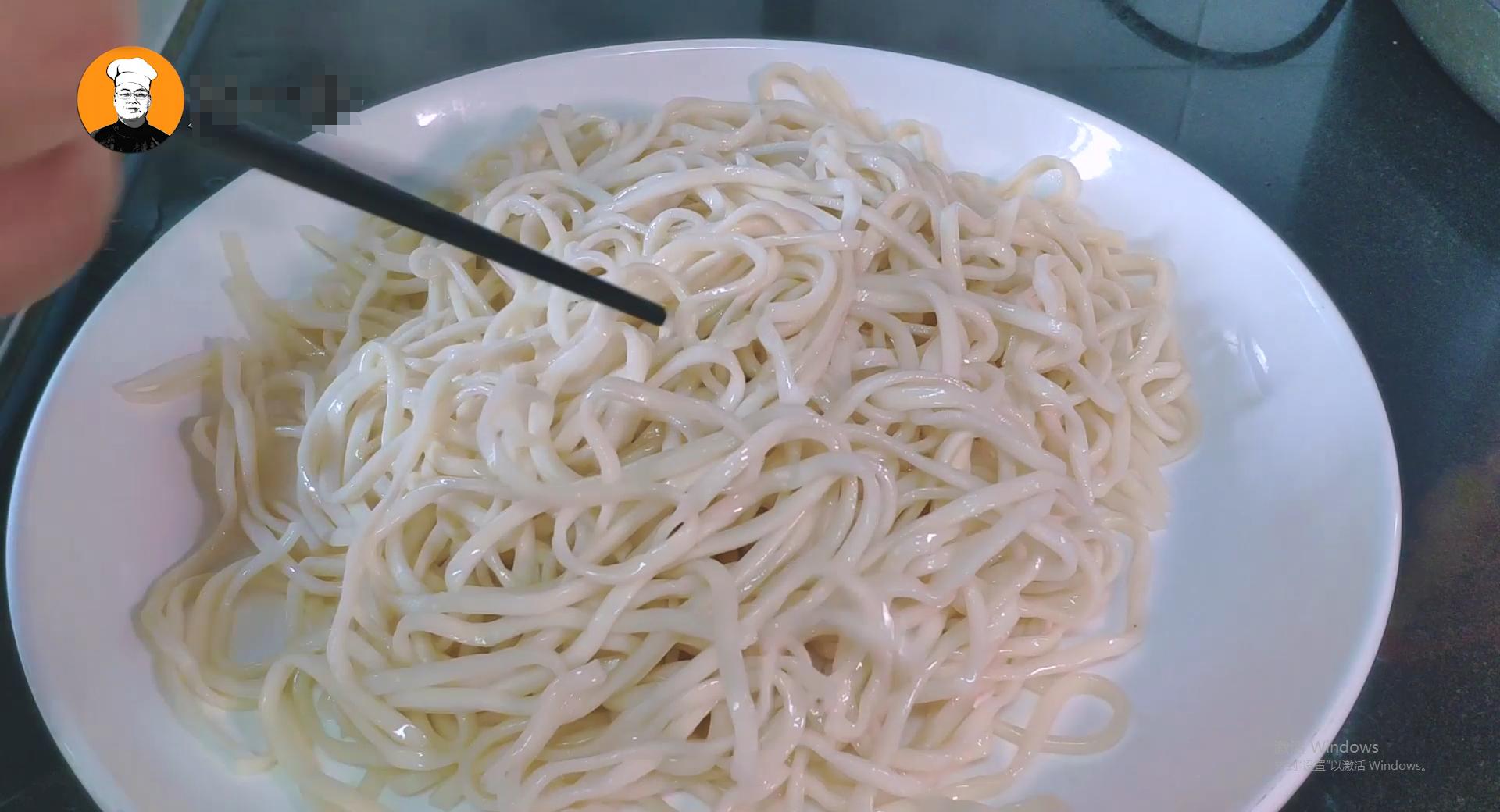 凉面的制作和拌料方法,摆摊炸酱面热干面酸辣粉凉皮凉面