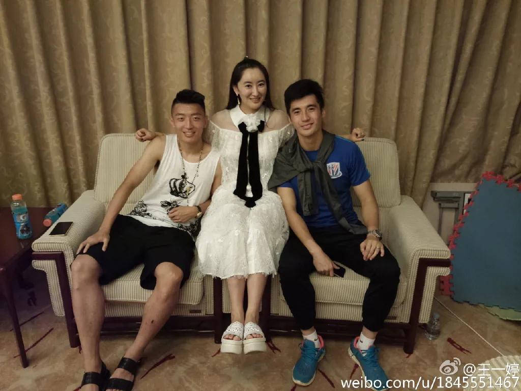 「早晚要认识」帅气逼人的国脚杨旭和他美艳女主持太太