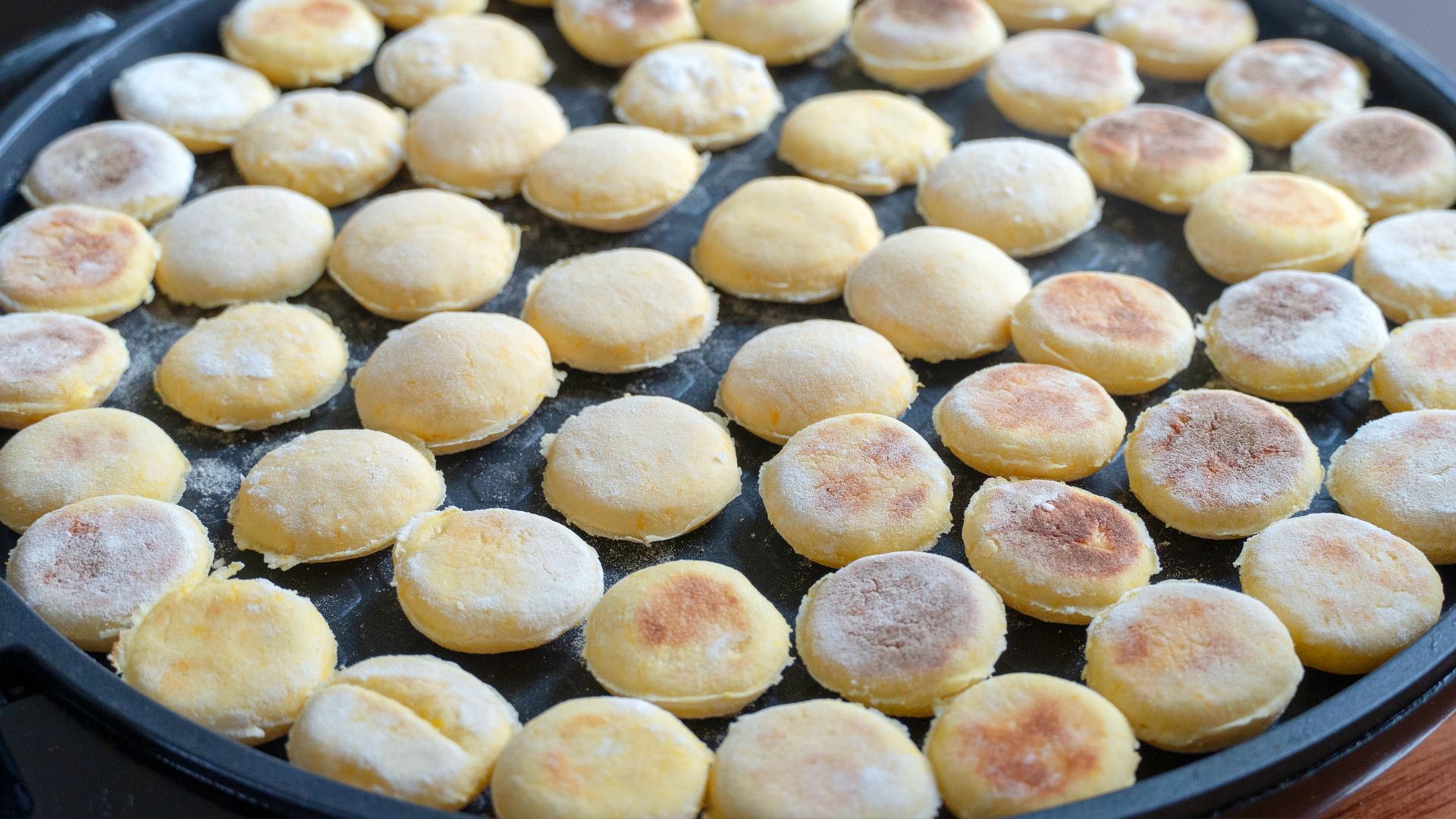 软糯香甜的南瓜饼超简单,好吃的南瓜饼老人孩子都抢着吃