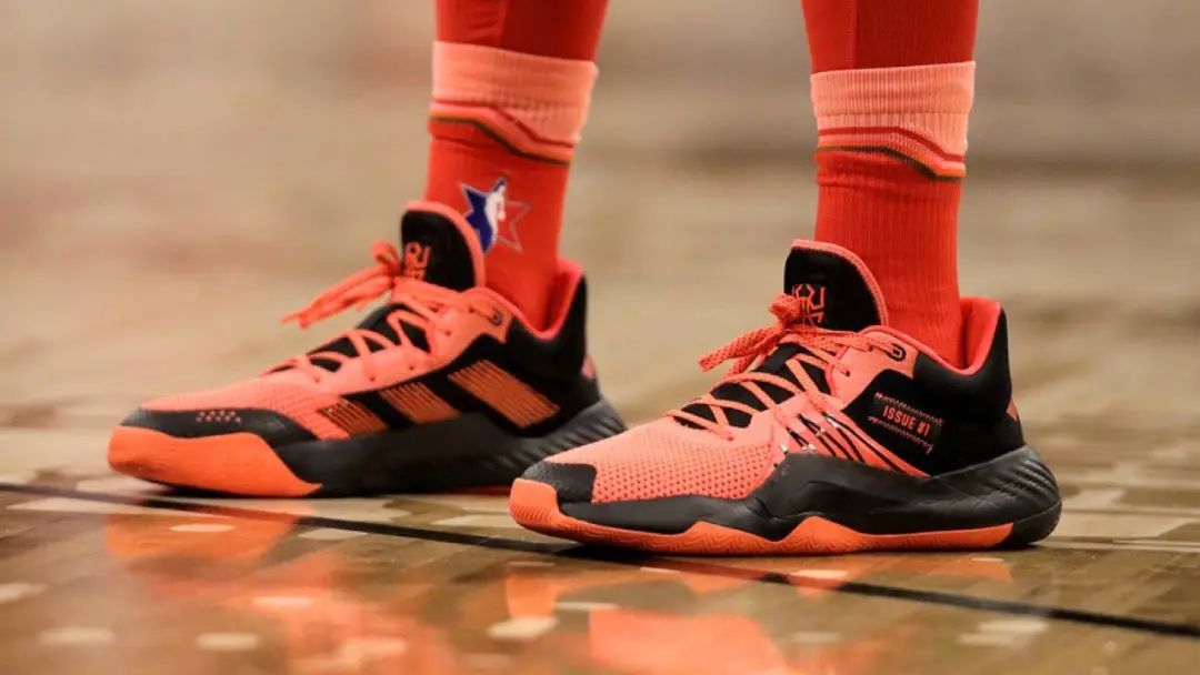 米切尔上脚的篮球鞋,李宁一双很老的鞋紫色