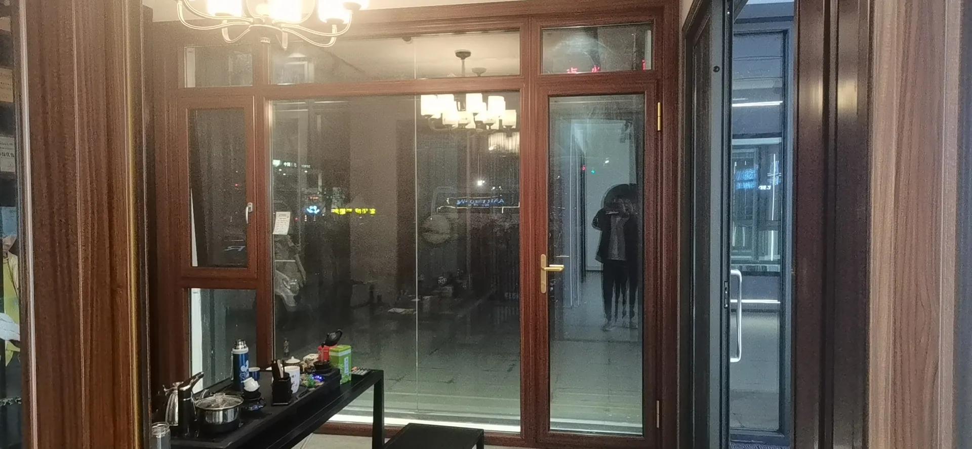 90后在小区创业卖门窗,卖门窗的张先生