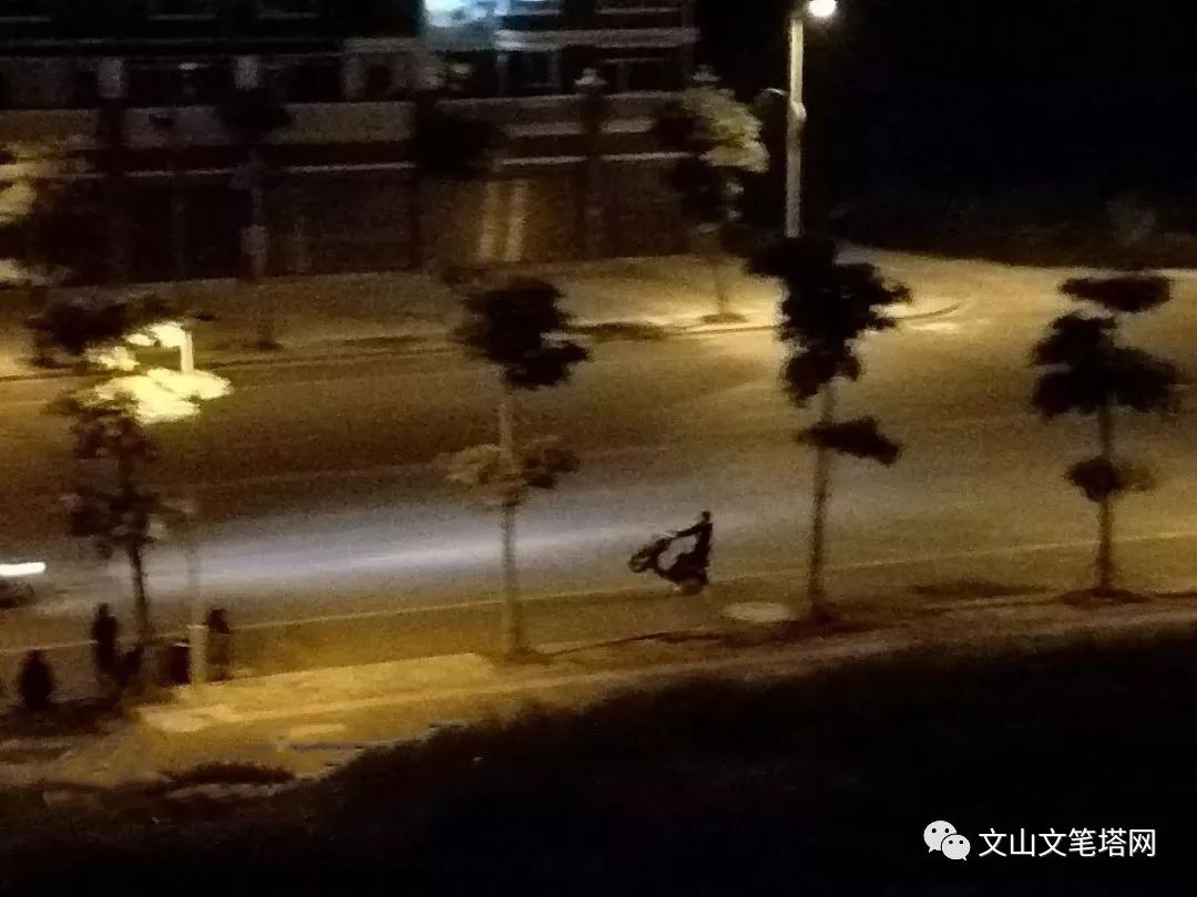 「笔塔曝光」文山这几位少年飞车“炫技”、“炸街”扰民