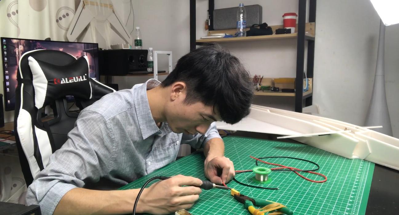 网友自制新型飞行器,小伙自制单人喷气式飞行器