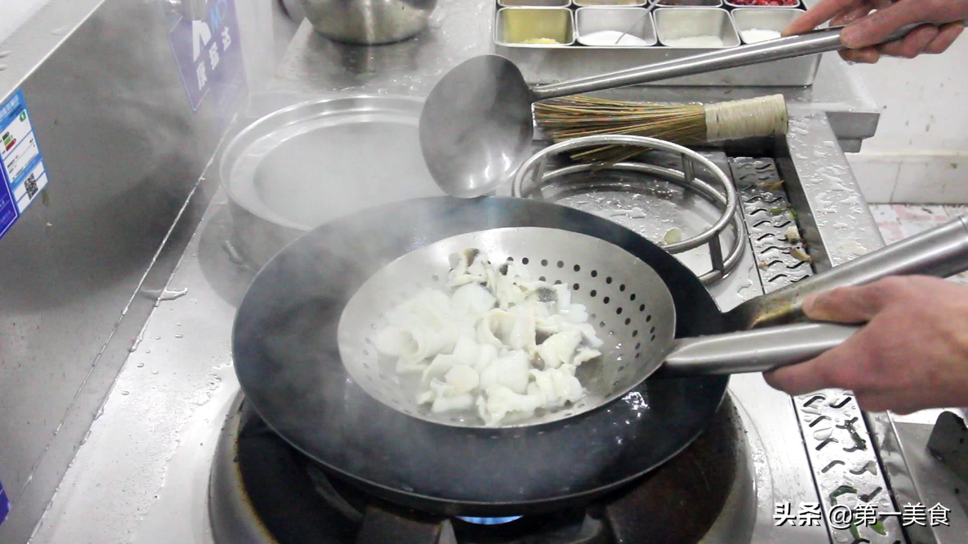 为什么饭店的鱼片滑嫩还不碎？关键在这一步，厨师长教你技巧