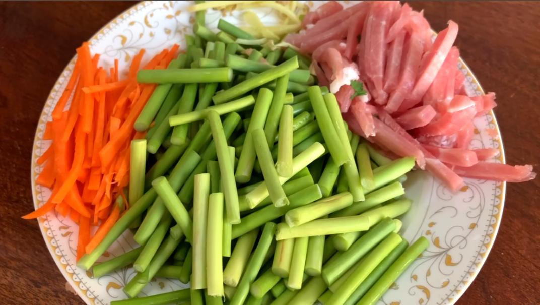 炒蒜苔怎么才能快速入味,大锅菜蒜苔过水还是过油