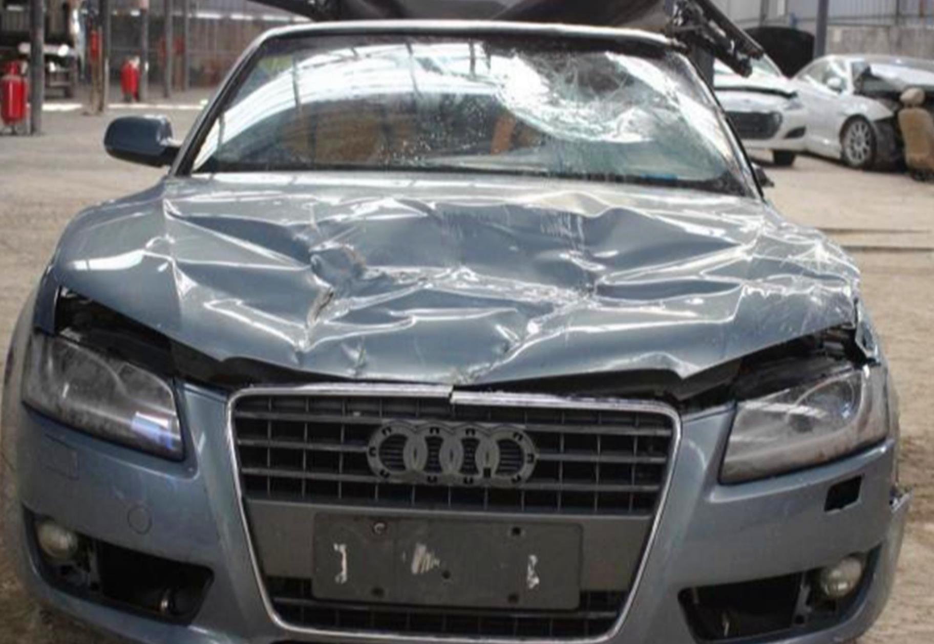 小伙花8万给妻子买辆敞篷奥迪A5，当妻子看见车后却建议了离婚