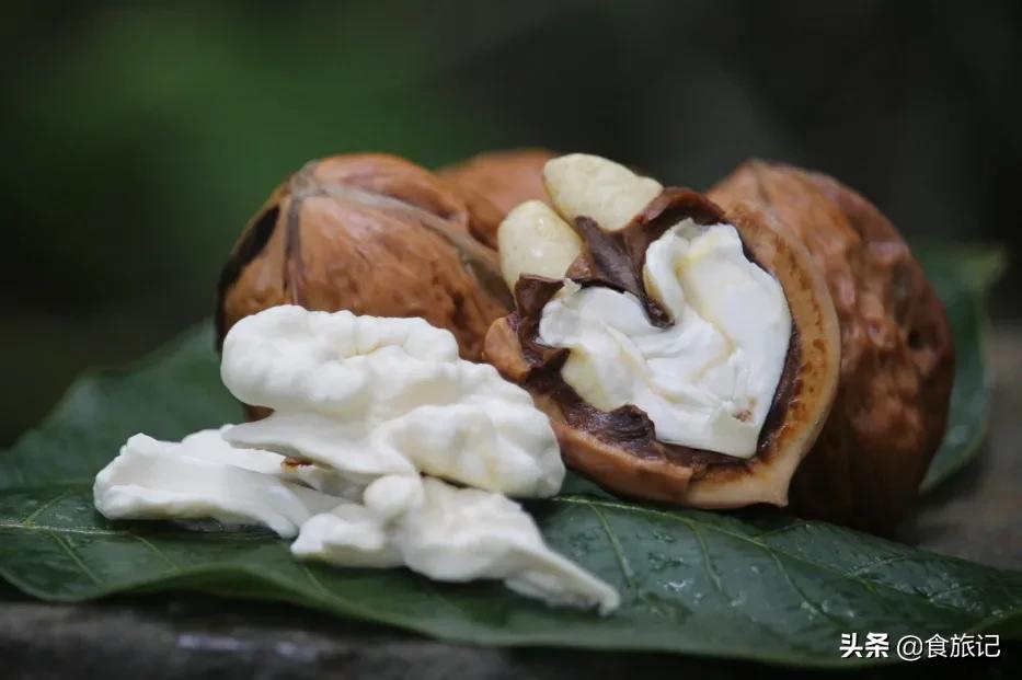 大凉山自然成熟的绿皮核桃,大凉山去青皮鲜核桃果肉饱满