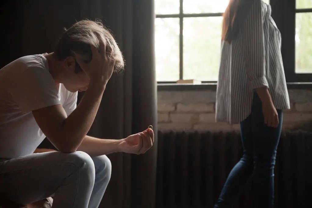 发现另一半做错事怎么提醒他,对另一半隐瞒被发现怎么请求原谅