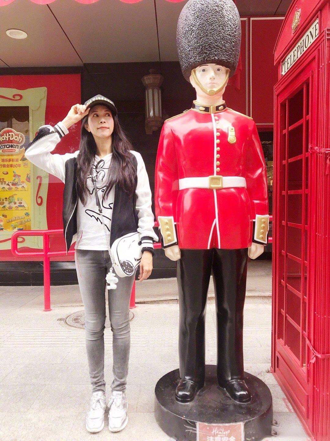 莫文蔚穿皮裤,穿牛仔裤的莫文蔚