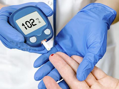 桑葚很黑是不是泡了什么,桑葚颜色深是染的吗